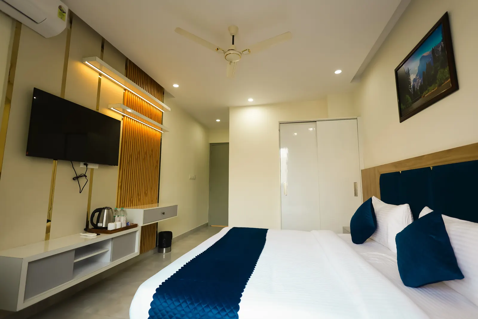Deluxe Room with Mountain View2